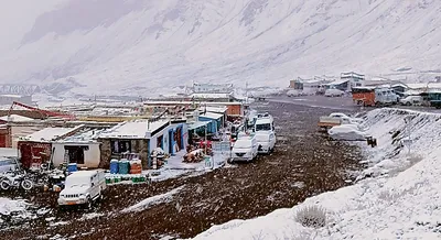 कुल्लू  लाहौल स्पीति जिले के ऊंचे इलाकों में हल्की बर्फबारी