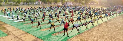 योग प्रशिक्षण शिविर में पहुंचे विभिन्न विभागों के कर्मचारी व आमजन