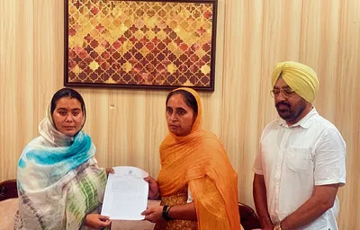 विधायक नरिंदर कौर भराज ने किसान आंदोलन में जान गंवाने वालों के परिजनों को बांटे नियुक्ति पत्र
