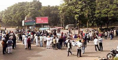 हत्यारों की गिरफ्तारी के लिए एयरपोर्ट रोड पर धरना जारी