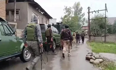 kulgam encounter  कुलगाम में आतंकवादियों से हुई मुठभेड़ में चार सुरक्षाकर्मी व एक यातायात पुलिस अधिकारी घायल