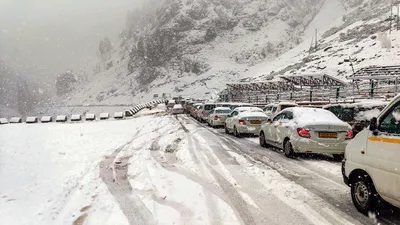 कश्मीर में भारी बारिश और हिमपात