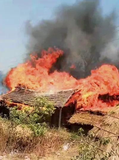 आग से जला ग्रामीण का कच्चा घर  सामान राख