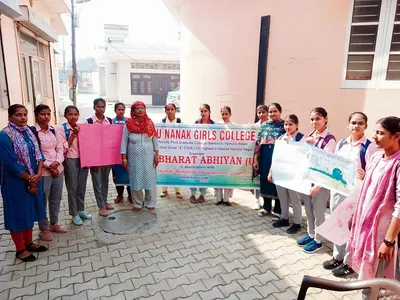 डेंगू  चिकनगुनिया पर छात्राओं ने किया जागरूक