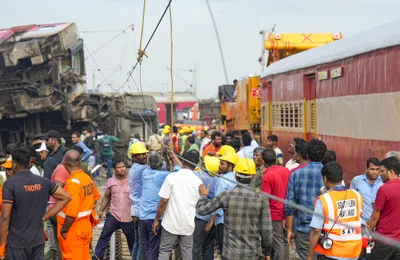 bagmati express accident  मालगाड़ी से टकराई एक्सप्रेस ट्रेन के यात्री विशेष ट्रेन से दरभंगा रवाना