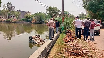 कार तालाब में गिरी  चालक की मौत
