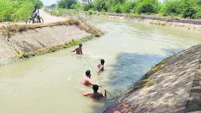 धारा 144 लागू होने के बावजूद नहरों में नहा रहे गर्मी से परेशान लोग