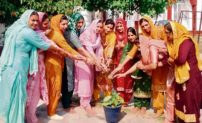 महिलाओं ने सामूहिक रूप से सूर्य को अर्घ्य देकर सुनी अहोई अष्टमी की कथा