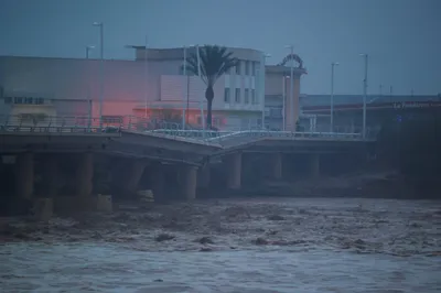 flood in spain  स्पेन में बाढ़ में 51 लोगों की मौत  कई कारें बह गयीं  रेल लाइन भी प्रभावित