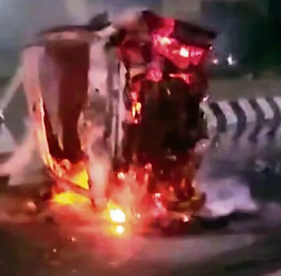एलएनटी एलिवेटिड हाईवे पर कार में लगी आग  बाहर नहीं निकल पाया युवक जिंदा जला
