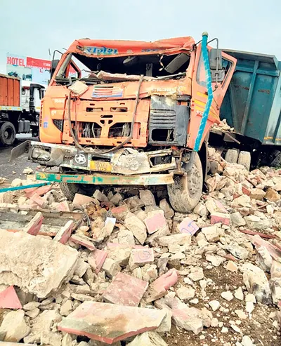 हरियाणा राजस्थान सीमा पर बने ऐतिहासिक स्तंभ को ट्रक ने मारी टक्कर