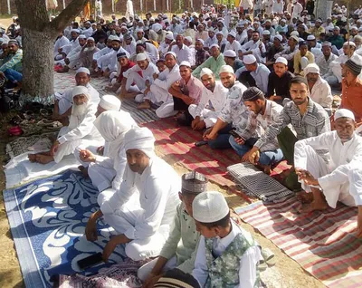नमाज अता कर मुस्लिम समाज ने मांगी देश में अमन चैन की दुआ