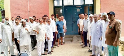 3 गांवों के लोगों ने सिंघाना बिजलीघर घेरा  कर्मचारियों को बाहर निकाल जड़ा ताला