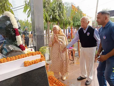 शहीद कैप्टन रोहित कौशल को दी श्रद्धांजलि