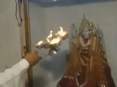 video  दुर्गा अष्टमी पर देशभर में उमड़ा आस्था का सैलाब  मंदिरों में भक्तों की भीड़