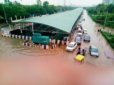 गुरुग्राम में बाढ़ जैसे हालात  हाईवे पानी में डूबे