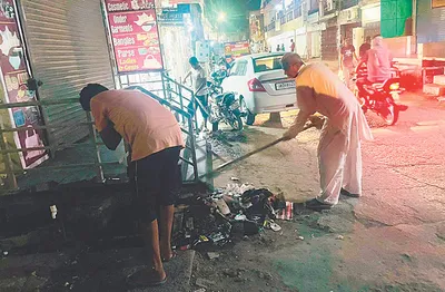 सफाई कर्मचारियों ने रातोंरात चमकायीं बाजार की गलियां