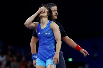 vinesh phogat  विनेश के सुनहरे ओलंपिक सफर का दुखद अंत  हर कोई स्तब्ध