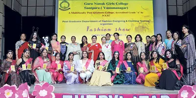 गुरु नानक गर्ल्स कॉलेज की छात्राओं ने फैशन शो में बिखेरा जलवा
