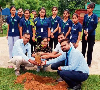 विद्यार्थियों की उत्कृष्ट उपलब्धियों के उपलक्ष्य में लगाए 229 पौधे