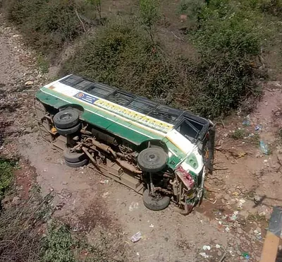 शिमला में भूस्खलन में 2 की मौत  बिलासपुर में बस पुल से गिरी  10 घायल