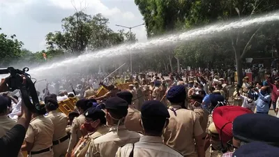 चंडीगढ़ नगर निगम के बाहर आप का हंगामा  पुलिस ने प्रदर्शनकारियों पर की पानी की बौछार