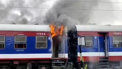 यूपी   संभल के गुमथल रेलवे स्टेशन पर ट्रेन से ‘धुआं  उठने पर यात्रियों में अफरातफरी