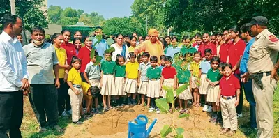 जन्मदिन पर विद्यार्थी कम से कम दो पौधे जरूर लगायें   त्रिवेणी बाबा