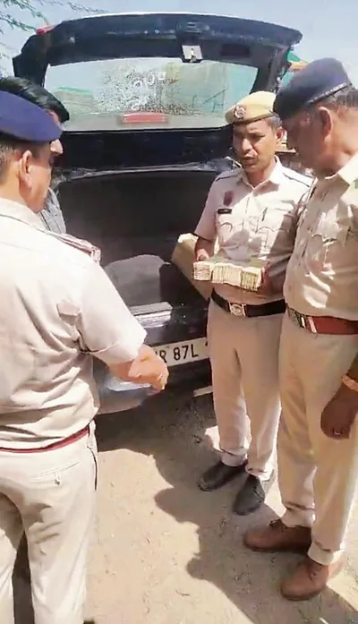 पुलिस ने चेकिंग के दौरान बरामद किए 9 लाख रुपये