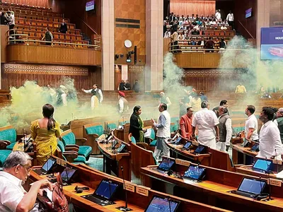 संसद की सुरक्षा में फिर लगी सेंध