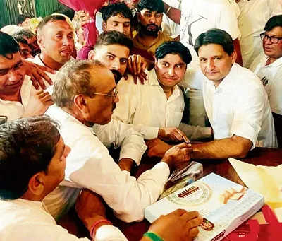 वरिष्ठ कांग्रेस नेता अरुण खत्री ने कार्यकर्ताओं के साथ सांसद दीपेंद्र हुड्डा से की मुलाकात