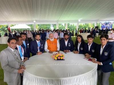 प्रधानमंत्री मोदी ने भारतीय ओलंपिक दल से की मुलाकात  अनुशासनात्मक कारणों से निलंबित पहलवान विनेश फोगाट भी थीं मौजूद 