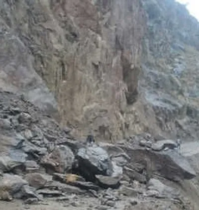 landslide  नेपाल में भूस्खलन की चपेट में आई दो बसें नदी में बहीं  7 भारतीयों सहित 65 लापता
