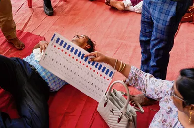 गर्मी से 25 चुनाव कर्मियों की मौत  15 अन्य भी हताहत