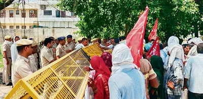 सीटू ने मांगों को लेकर सरकार के खिलाफ किया प्रदर्शन  दलाल के आवास पर नारेबाजी