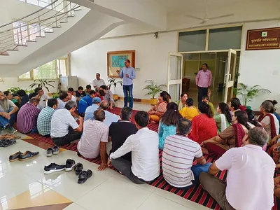 डीसीआरयूएसटी के शिक्षकों ने धरना देकर की नारेबाजी