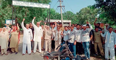 पशुपालन चतुर्थ श्रेणी कर्मियों ने की नारेबाजी