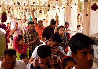 माता मनसा देवी मंदिर में श्रद्धालुओं की भीड़