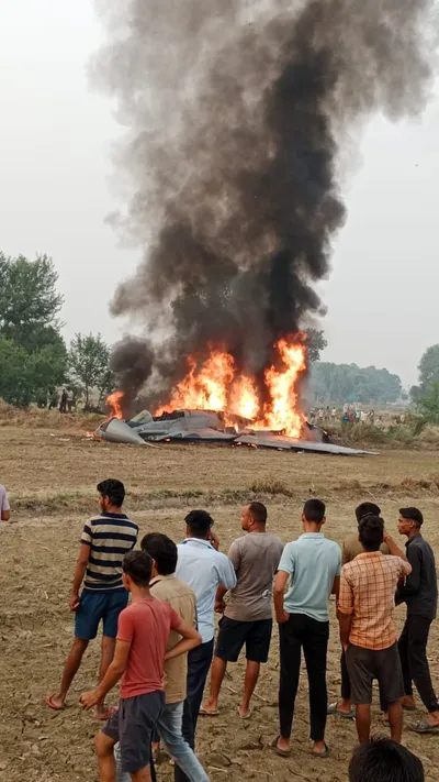 air force plane crash in agra आगरा में एयरफोर्स का एयरक्राफ्ट क्रैश  दोनों पायलट सुरक्षित