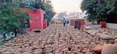 घरौंडा मंडी के गेटों पर आढ़तियों ने लगायी धान की बोरियां