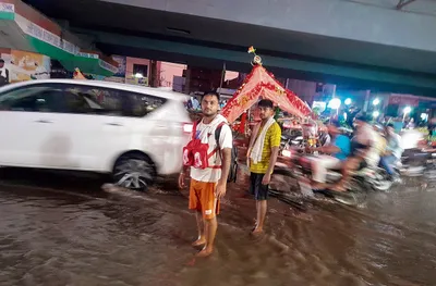 कांवड़ियों को भी सर्विस लेन पर जमा बरसाती पानी से गुजरना पड़ा