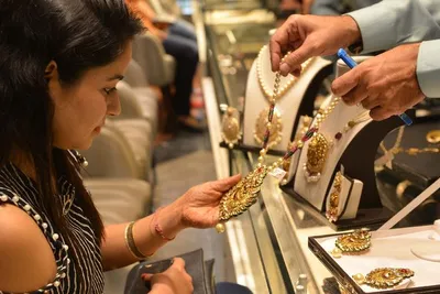 gold price  सोने के दाम में 5 000 रुपये प्रति 10 ग्राम की गिरावट  ज्वेलर्स की दुकानों पर लगी भीड़