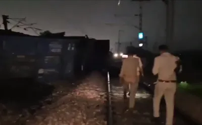 mathura train accident  मथुरा में मालगाड़ी पटरी से उतरी  आगरा दिल्ली रेल ट्रैक बाधित