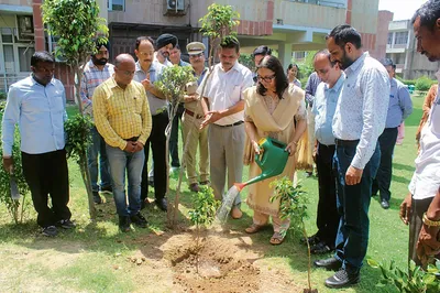 पीयू में चलाया पौधरोपण अभियान