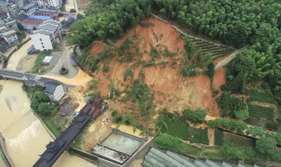 दक्षिणी चीन में भारी बाढ़ और भूस्खलन से नौ लोगों की मौत