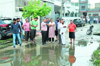 चित्रा ने पानी में डूबी कालोनियों का किया दौरा