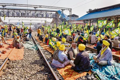 अब ट्रेन ट्रैक पर बैठे किसान  टोल प्लाजा किए फ्री