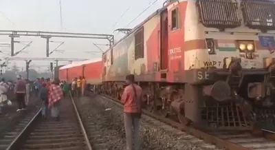 train accident   हावड़ा के पास सिकंदराबाद शालीमार सुपरफास्ट एक्सप्रेस के तीन डिब्बे पटरी से उतरे