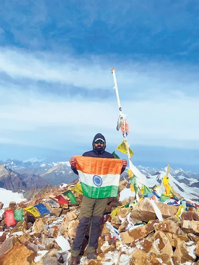 सोनीपत के मोहित मलिक ने माउंट यूनाम पर फहरायी पताका