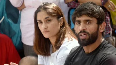 vinesh phogat and punia  विनेश फोगाट व पुनिया को जल्द पदमुक्त करेगा रेलवे  मानदंडों में मिलेगी ढील